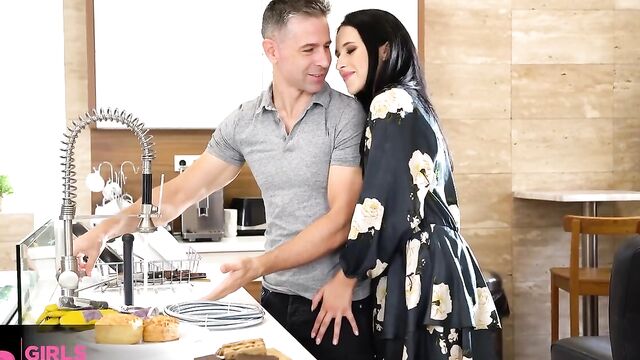 Девчонке нравится вылизывать анус своего мужика