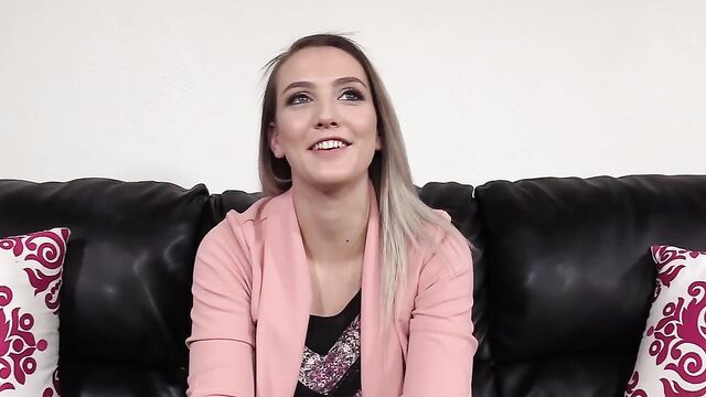 Блондинка на кастинге делает глубокий минет и дает в попу