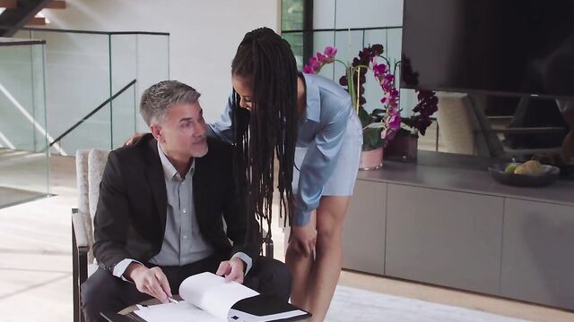 Негритянка после мастурбации отдалась белому мужику в попку