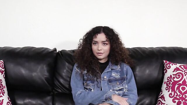 Кучерявая девушка согласилась на анальный секс на кастинге