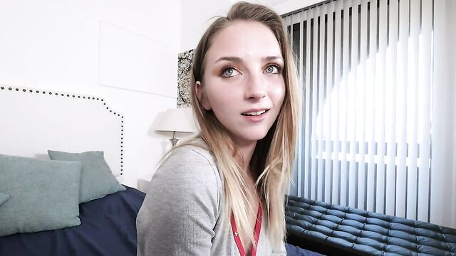 Парень соблазнил и трахнул красивую сводную сестру