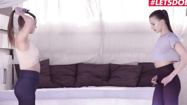 Две красавицы после физкультуры занялись лесбийским сексом