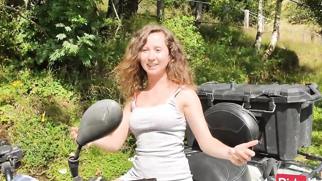 Страстная парочка занимается сексом прямо на природе