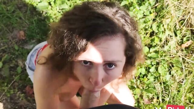 Страстная парочка занимается сексом прямо на природе