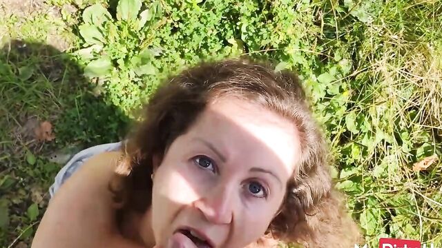 Страстная парочка занимается сексом прямо на природе