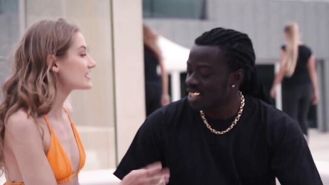 Черный фотограф на свежем воздухе трахает белую модель