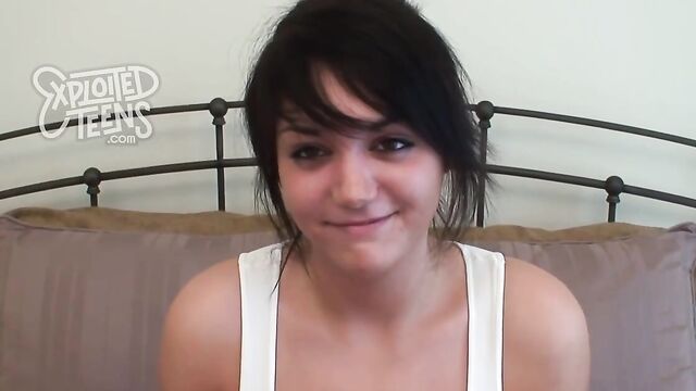 Парень крупным планом снял горячий секс со своей красивой подружкой