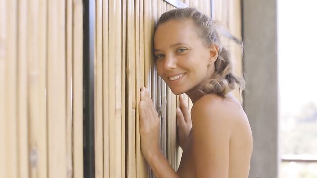 Миленькая худышка раздевается перед камерой и показывает свое тело