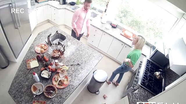 Страстная блондинка отдалась парню прямо на кухне