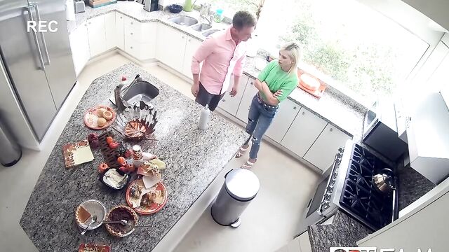 Страстная блондинка отдалась парню прямо на кухне