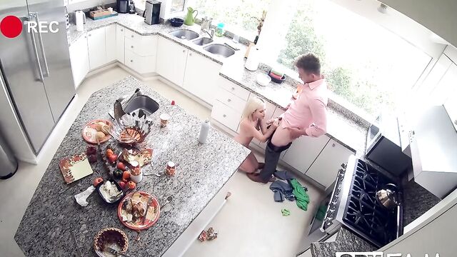 Страстная блондинка отдалась парню прямо на кухне