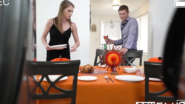 Парень спалил девушку за мастурбацией и хорошо ее удовлетворил