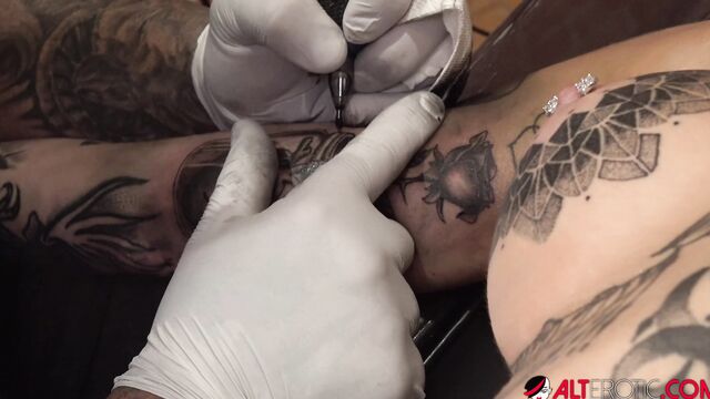 Девушка кончает от мастурбации во время набивки новой татуировки
