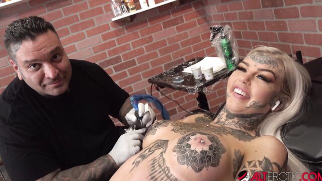 Девушка кончает от мастурбации во время набивки новой татуировки