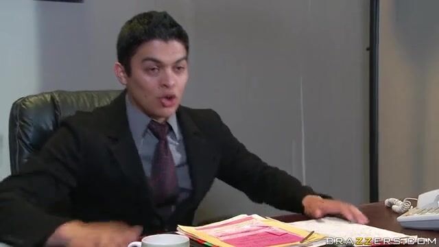 Важная медсестра сосет хуй санитару в рабочем кабинете