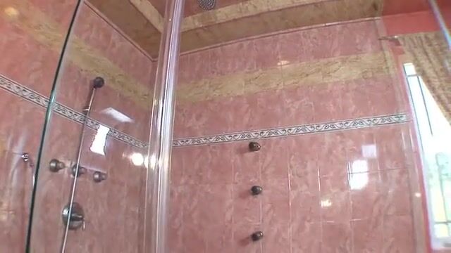 Наглец пробрался в ванную к голой соседке и засадил в киску