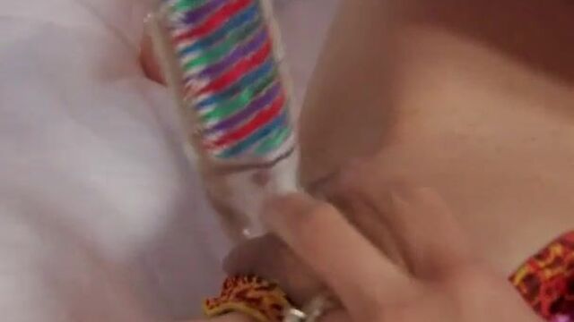 Привлекательная тетка нежно засаживает вибратор в письку