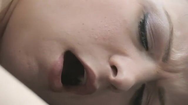 Студентка вводит в письку прозрачный вибратор и получает массу удовольствия