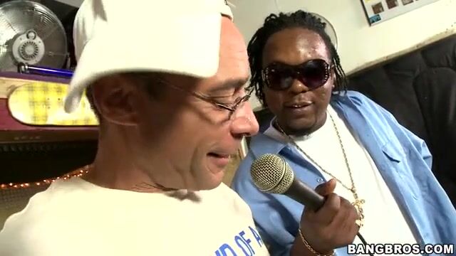 Растрепанная черная баба страстно сосет громадный хуй