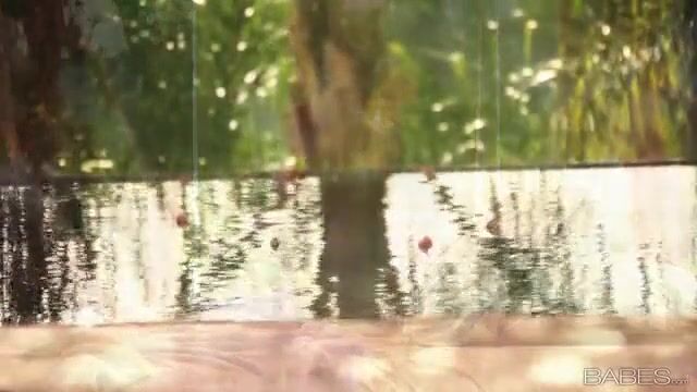 Соблазнительная дама кончает с языком в пизденке