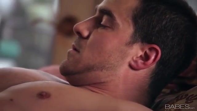 Очкарик старательно облизывает небритую киску молодой спутнице