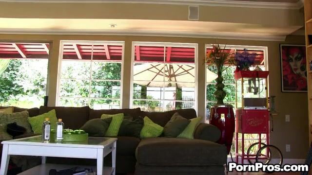 Мускулистый работник массажного салона ебет клиентку на столе