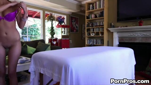 Мускулистый работник массажного салона ебет клиентку на столе