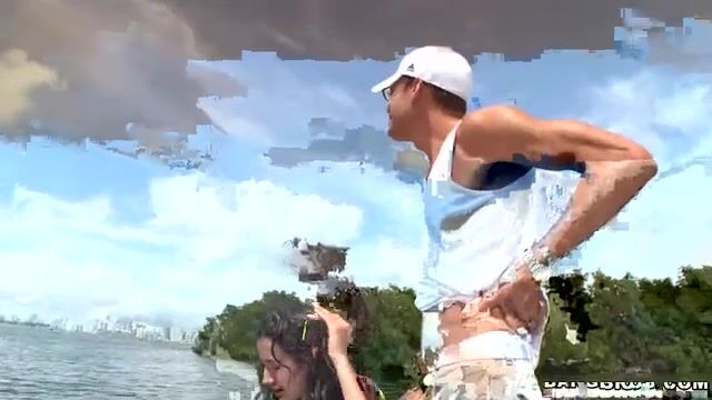 Молодая проститутка отсасывает зрелому клиенту в лодке