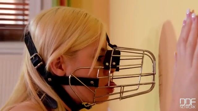 Грязные сексуальные забавы двух красивых лесбиянок