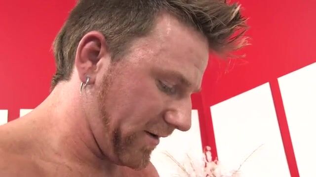 Важный чувак трахает коллегу на белом диване