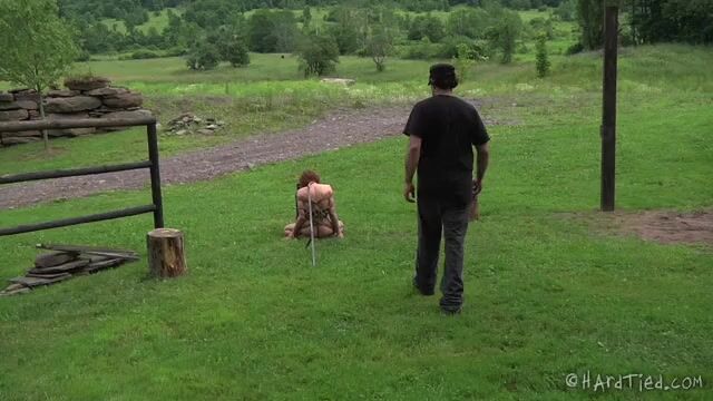 Наглый господин сексуально унижает голую рабыню во дворе