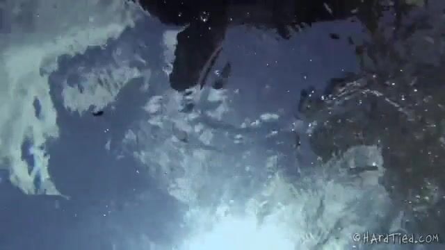 Наглый господин сексуально унижает голую рабыню во дворе