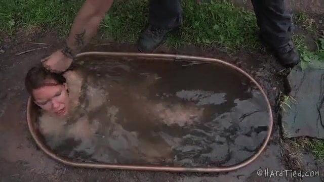 Наглый господин сексуально унижает голую рабыню во дворе