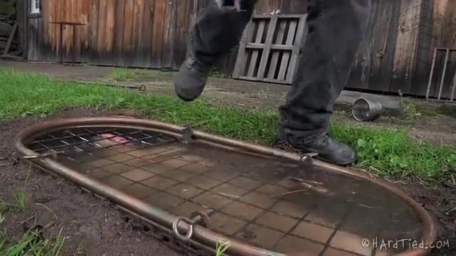 Наглый господин сексуально унижает голую рабыню во дворе