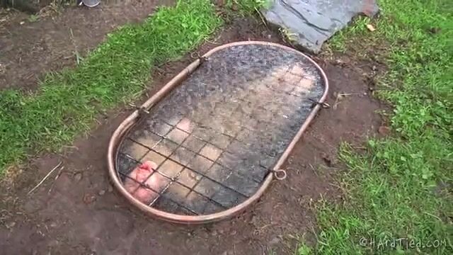 Наглый господин сексуально унижает голую рабыню во дворе