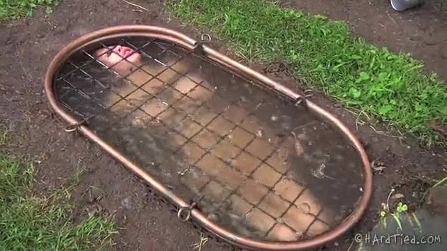 Наглый господин сексуально унижает голую рабыню во дворе