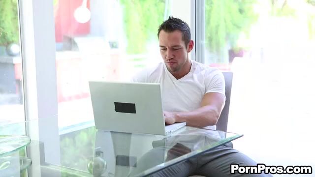 Симпатичная молодуха дает вылизать дырки перед сексом