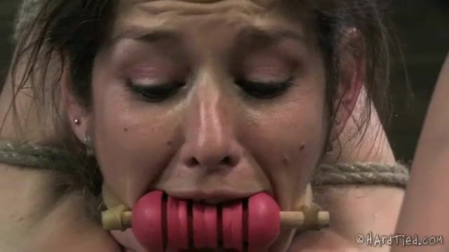 Господин связывает грудастую рабыню и дрочит клитор игрушкой