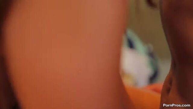 Худенькая красотка с выбритой писькой уселась на пенис дружка и скачет