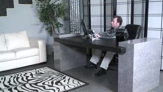 Загорелая дама в годах оседлала пенис начальника