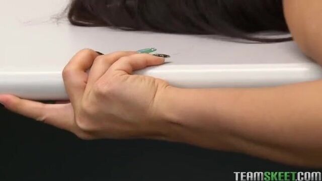 Учитель с торчащим членом удовлетворяет студентку после занятий