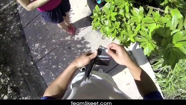 Молодая начинающая шлюшка сосет пенис и дает трахаться за бабло