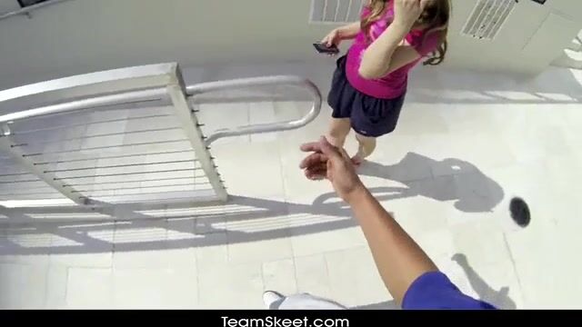 Молодая начинающая шлюшка сосет пенис и дает трахаться за бабло