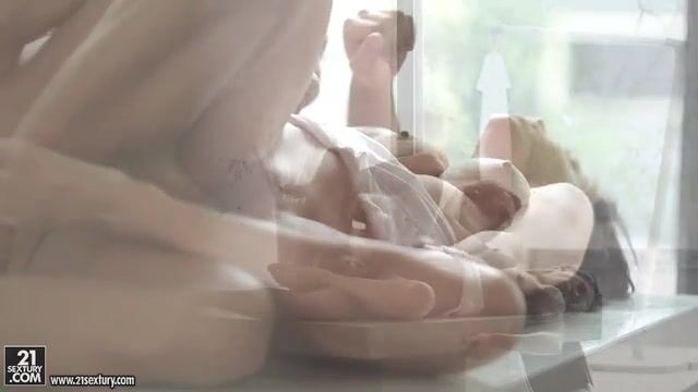 Молодые любовники страстно ебутся на небольшом столе