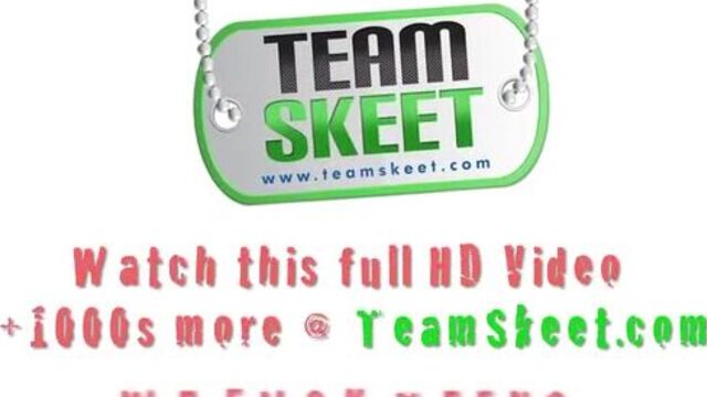 Шлюшка отсосала на улице и дала в уютной хате