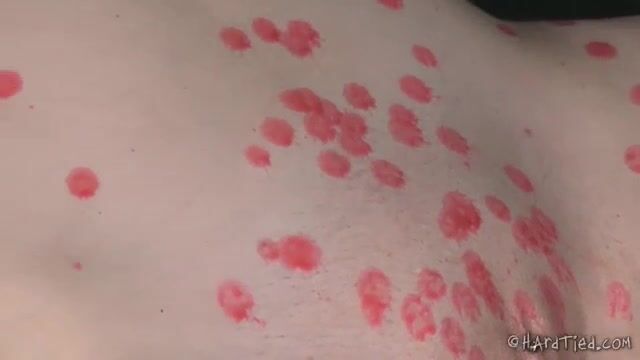 Господин дрочит рабыне пизду и обливает горячим воском