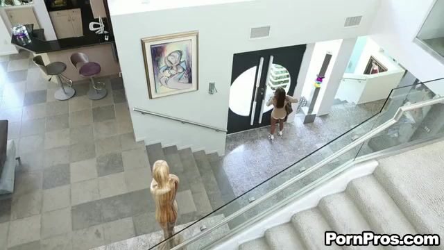 Любовница раздевается и балует приятеля страстным сексом