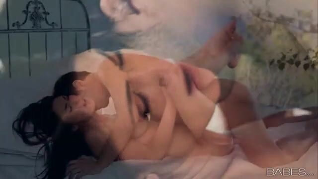 Влюбленные страстно ебутся в просторно спальне