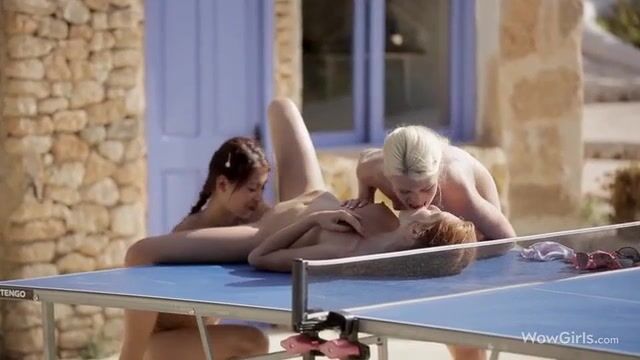 Три голые красотки устроили лесби секс на спортивном столе