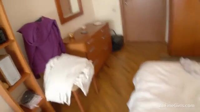 Узкая попка худышки из России с трудом приняла упругий пенис